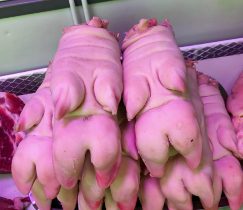 买猪蹄时要分清前蹄和后蹄差别很大