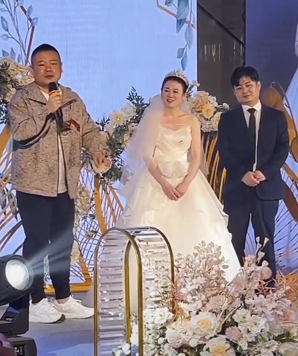 跪地上认真听老人讲话孝顺,又接地气|栾云平|岳云鹏|郑敏|李筱奎