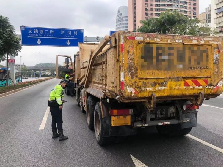 深圳交警:泥頭車