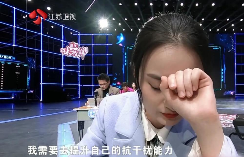 关睿怡指出了选手敢怒不敢言的问题,薛兆丰却当场甩