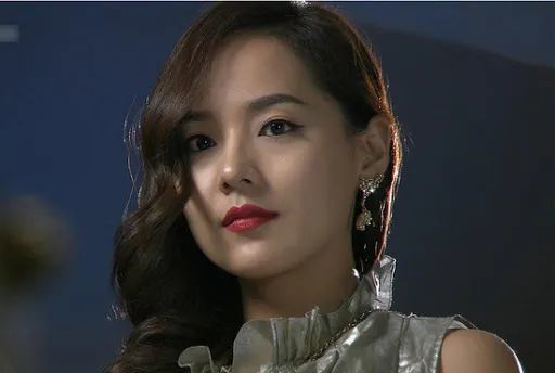 直到2010年,她在《面包王金卓求》中饰演申幼京,一个在爱情和事业之间