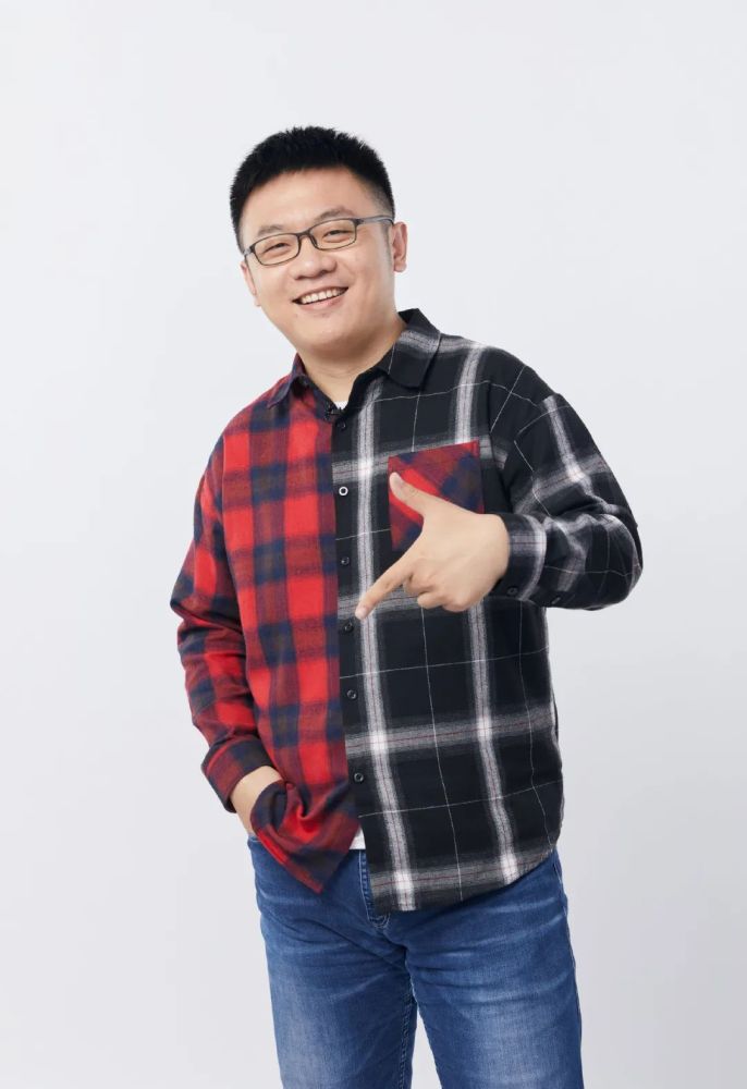 而《奇葩说》的现场,他则自称是"奇葩说中的奇葩",节目组"奇葩大市场"