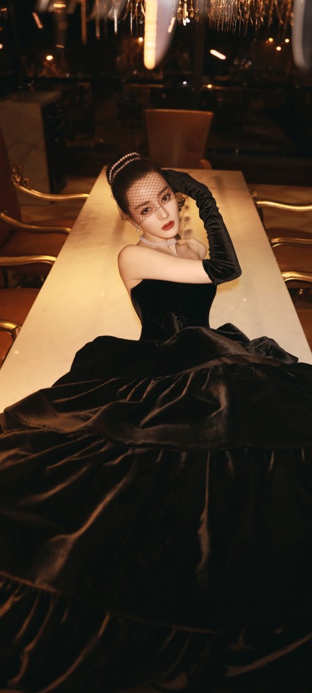热巴黑丝绒露肩礼服裙写真高清无水印壁纸_腾讯新闻