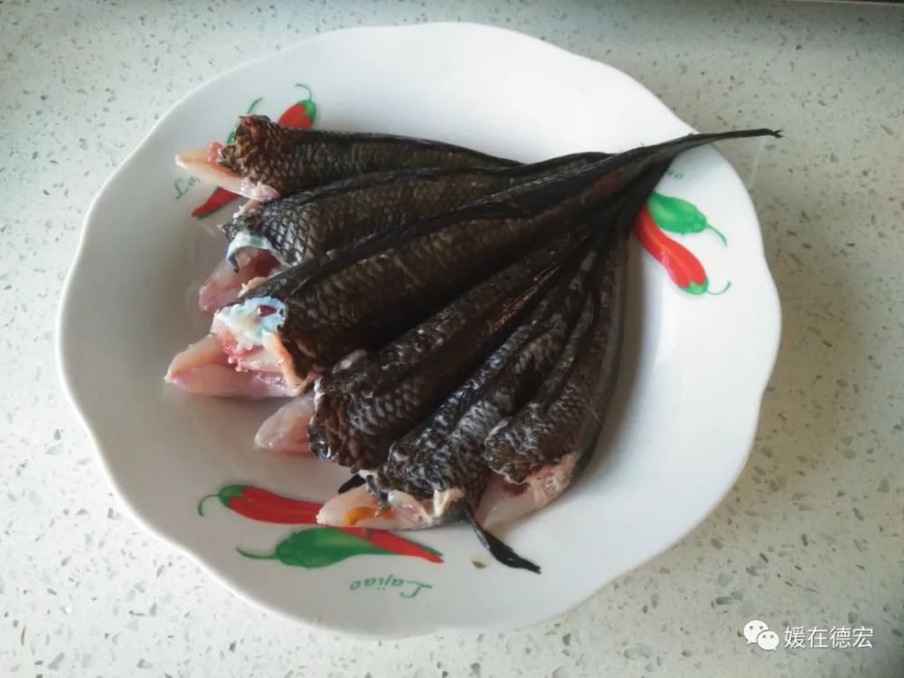 我喜欢拿马鬃鱼做包烧,把香柳,荆芥,小米辣,缅芫荽切碎,和杀好洗净的