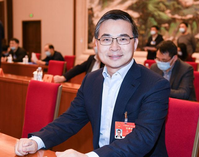 记者通过虚拟演播室连线采访了全国人大代表,远景科技集团ceo张雷