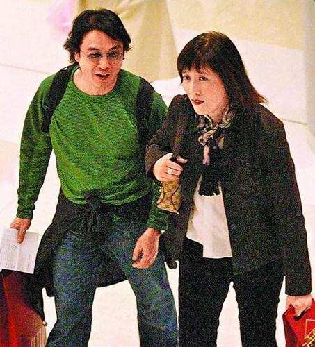 71岁刘松仁与狗相伴,小20岁妻子似"男人婆",后悔不生子?