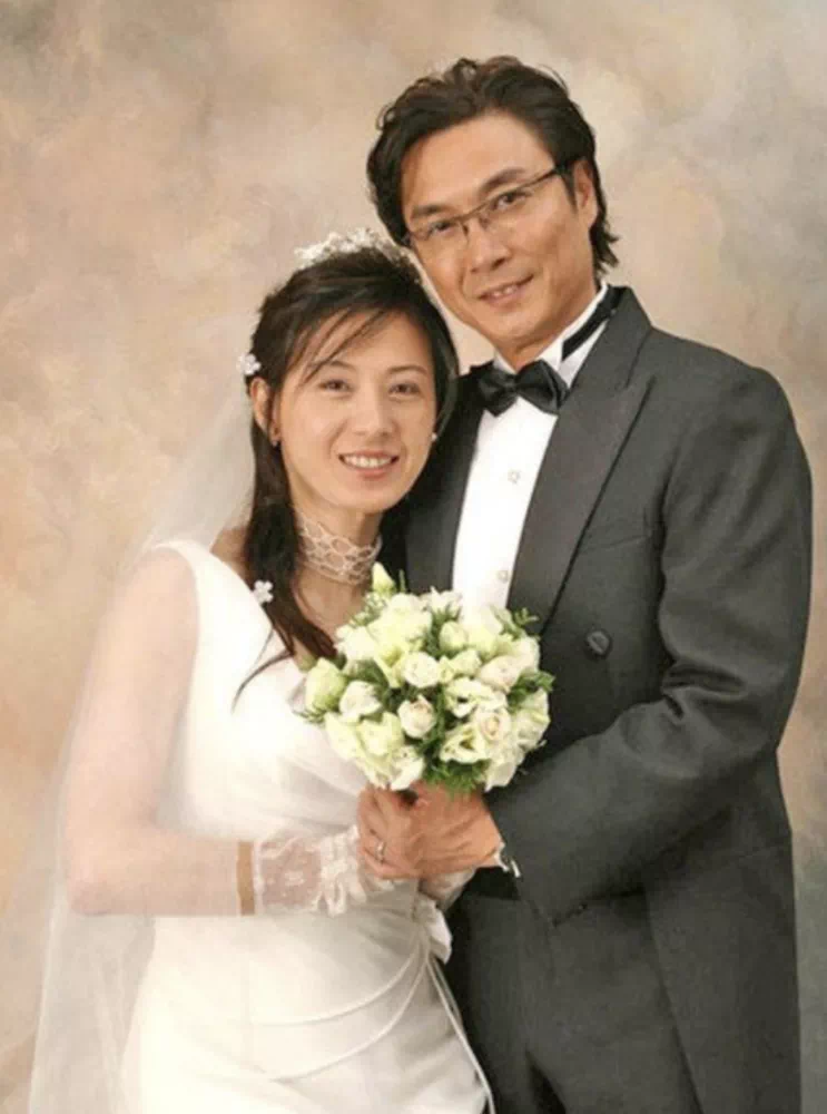 71岁刘松仁与狗相伴小20岁妻子似男人婆后悔不生子