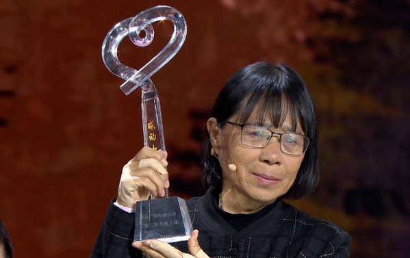 张桂梅今昔对比照全网刷屏,为学生每天吃药硬抗:这都是我该做的_腾讯