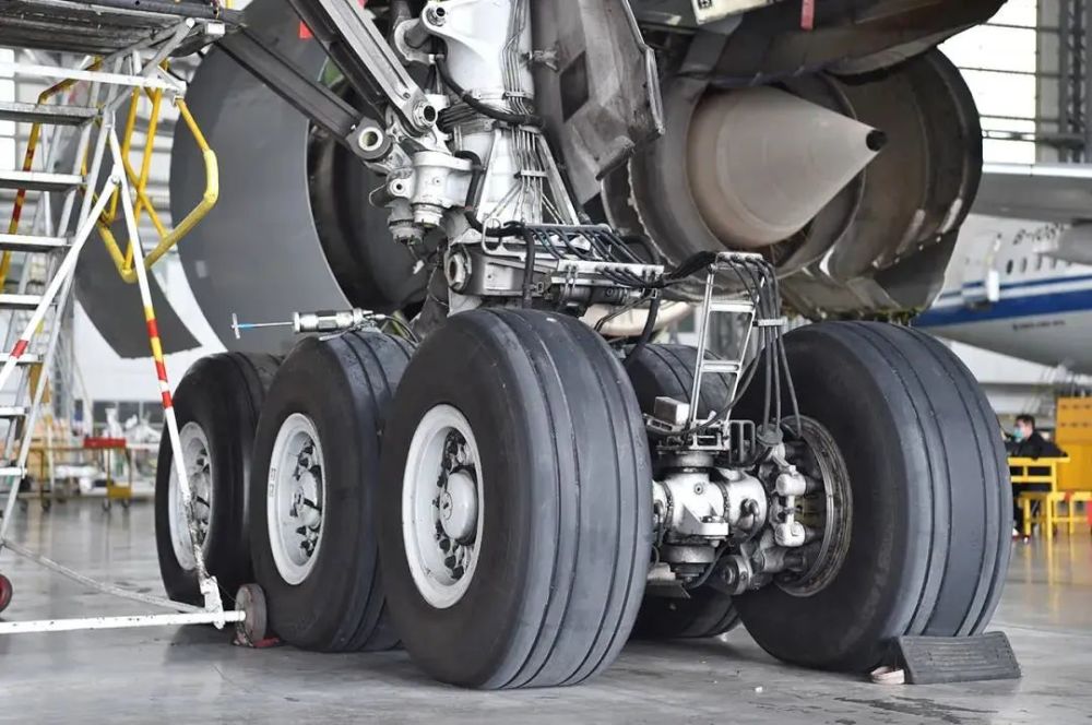 (点击问号看答案)波音777-300er机型,配有两个主起落架,每个6个轮胎