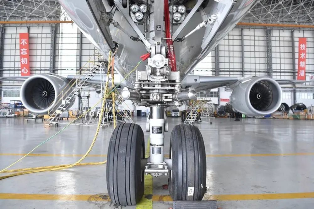 (点击问号看答案)空客a350机型,配有2个主起落架,每个4个轮胎,一个前