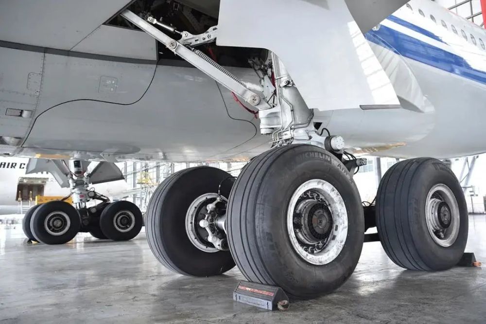 (点击问号看答案)空客a350机型,配有2个主起落架,每个4个轮胎,一个前