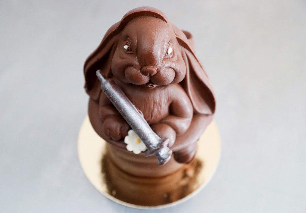 是3月9日在匈牙利洛约什米热拍摄的手持"注射器"的复活节兔造型巧克力