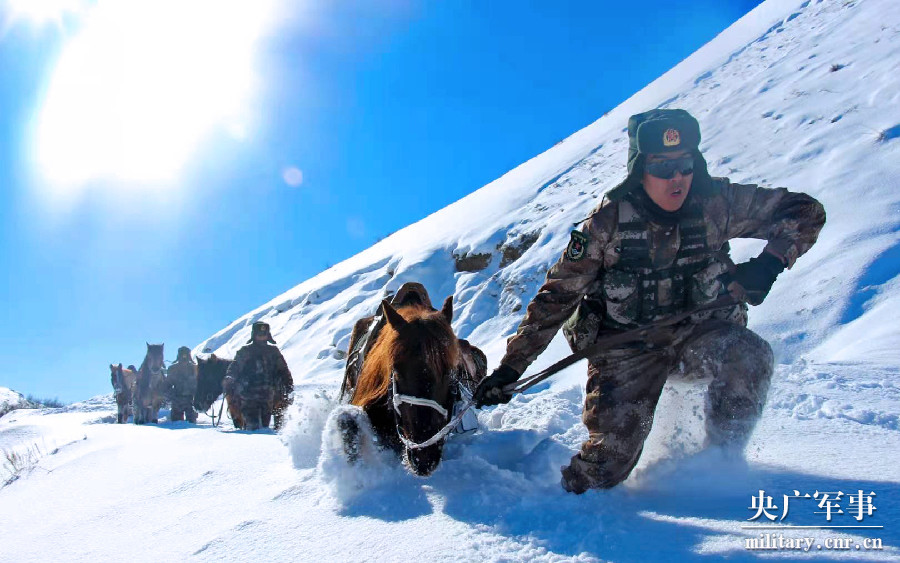 巡逻中的边防官兵满身霜雪