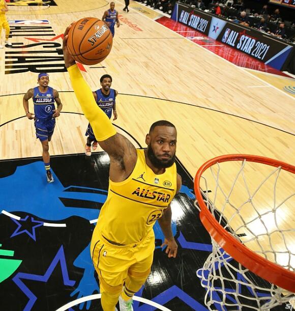 勒布朗詹姆斯是体育赞助商nk在nba联盟现役最有影响力的代言球员,并且