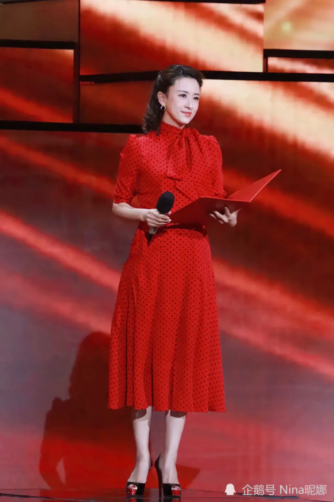 央视主持张蕾新造型大突破,穿红色裙掀刘海当女王真霸气,天然的头额骨