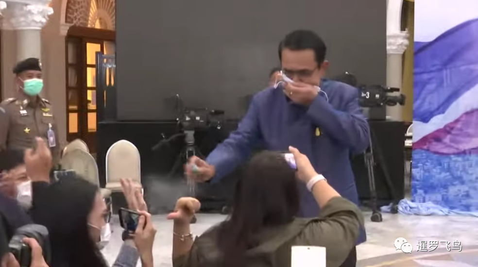 新闻发布会后，泰国总理巴育向记者喷消毒剂，上热搜第二