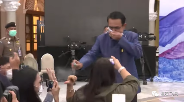 新闻发布会后 泰国总理巴育向记者喷消毒剂 上热搜第二 腾讯新闻