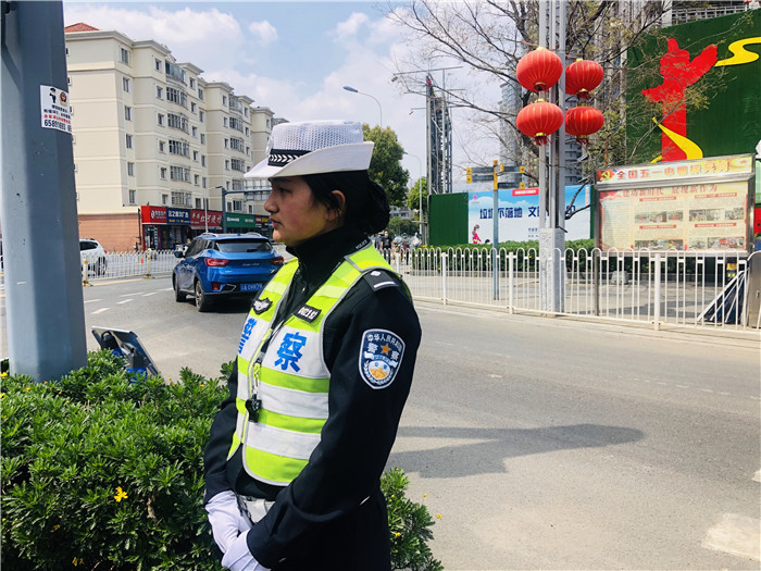 北京路女交警三尺岗台绽放巾帼风采