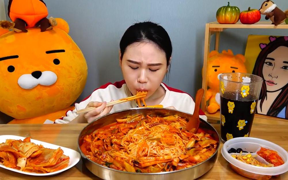 吃播网红泡泡龙去世以前是没钱吃如今有钱就要好好享用