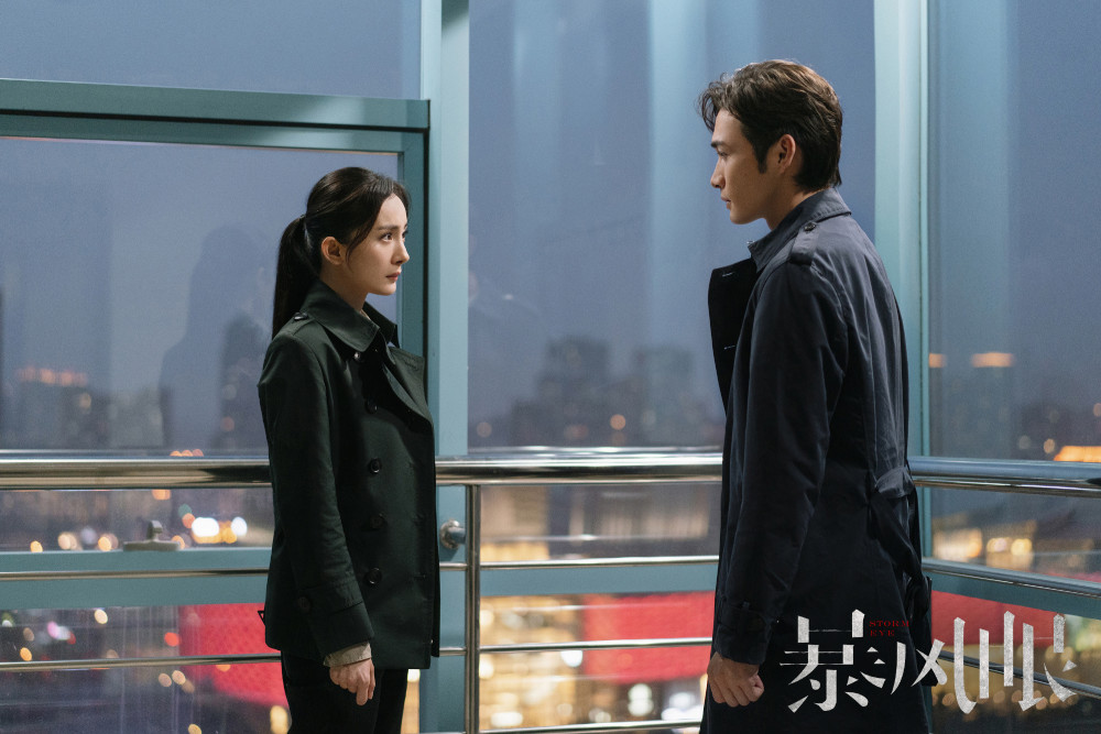 由杨幂,张彬彬领衔主演的电视剧《暴风眼》正在热播,悬念丛生的剧情让