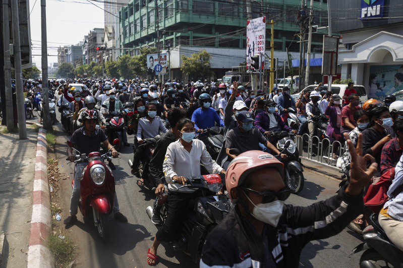 缅甸全国民众大罢工军警强力镇压致5人死伤多国开始紧急撤侨