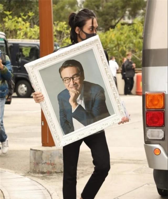 吴孟达去世出殡却成众星批评大会,偏激网友恶意揣测惹众怒_腾讯新闻