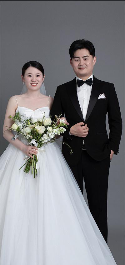 岳云鹏携妻子出席外甥婚礼夫妻穿着朴素发文舅舅今天很开心