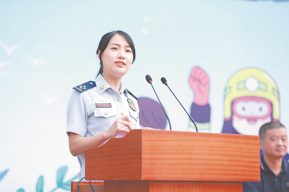 消防女将黄海燕火焰蓝中一枝花