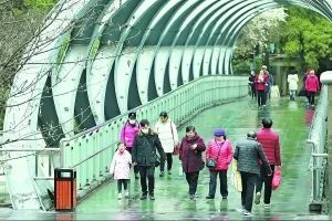 强对流天气|乍暖还寒 市民“重装出行”