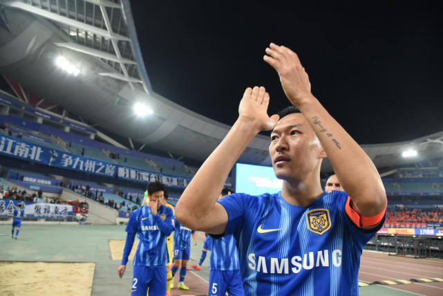 近期,关于江苏队队长吴曦将何去何从的问题一直备受关注,《足球报》