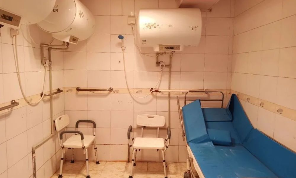 助浴师,把晚年洗净_腾讯新闻