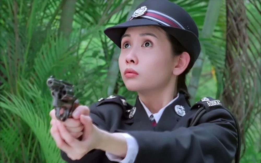 她卧底成学生混进学校,在厕所一次就把李丽蕊饰演的校园大姐大打服