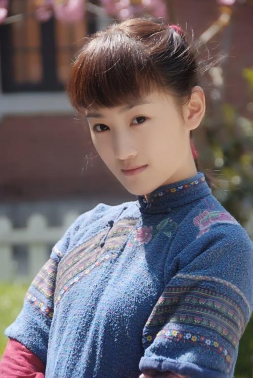 黄诗佳先后在《我的兄弟叫顺溜》中扮演过小荷花,《七妹》中扮演的