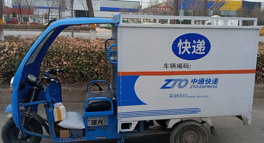 市区千余辆快递三轮车统一着装实行一车一号管理