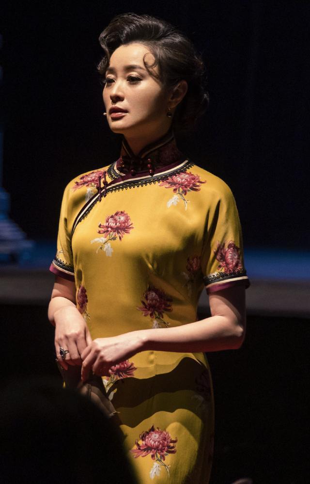 48岁吴越越老越优雅,穿旗袍身材依旧曼妙,有种惊艳时光的美