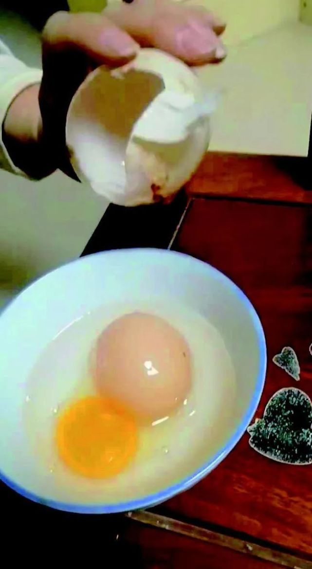 太原一市民磕鸡蛋,磕开后直呼"太稀罕了"!