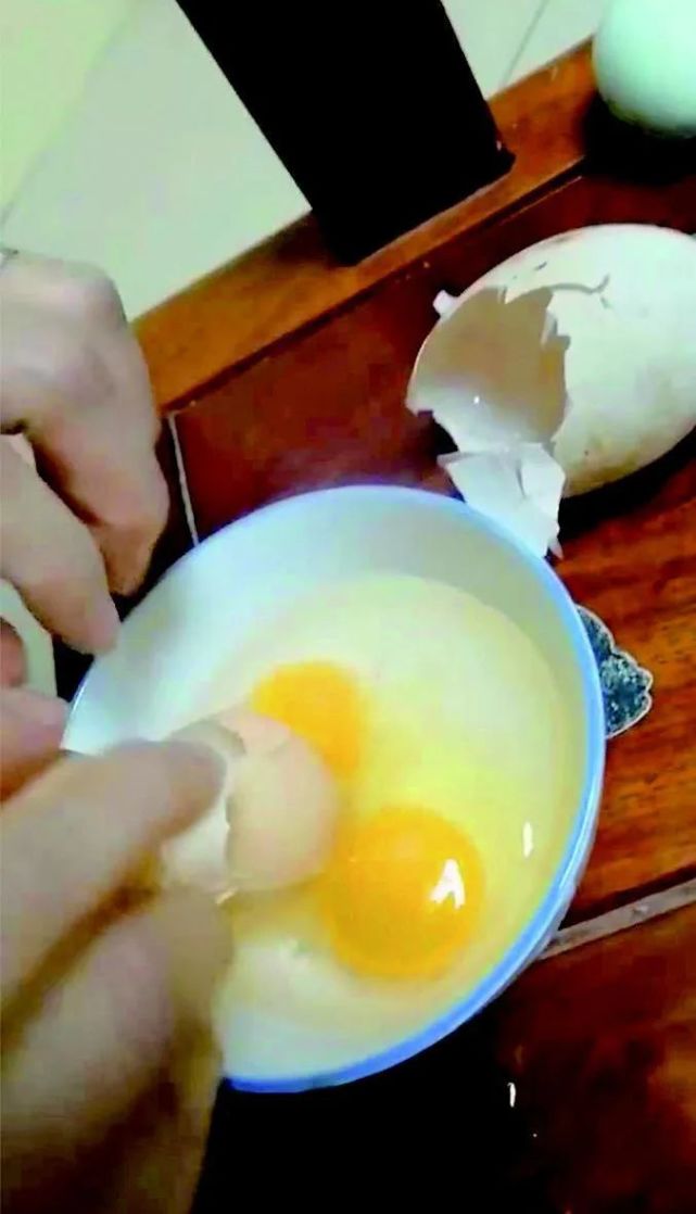 太原一市民磕鸡蛋,磕开后直呼"太稀罕了"!