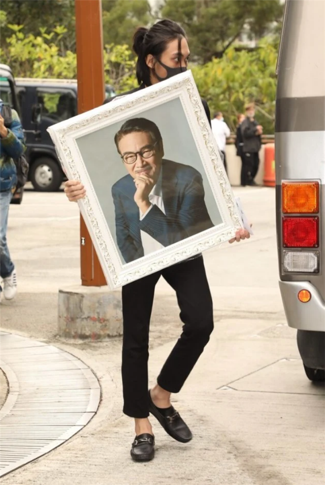 非也.从吴孟达病重到去世,吴韦仑一直陪伴在左右.