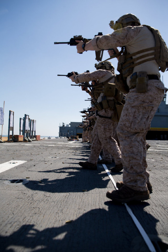 美国海军陆战队射击训练,快速装弹器一次可装10发子弹,终于不用费力
