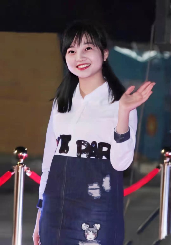 林妙可还是太年轻穿拼接连衣裙显胖没美感160身高成硬伤