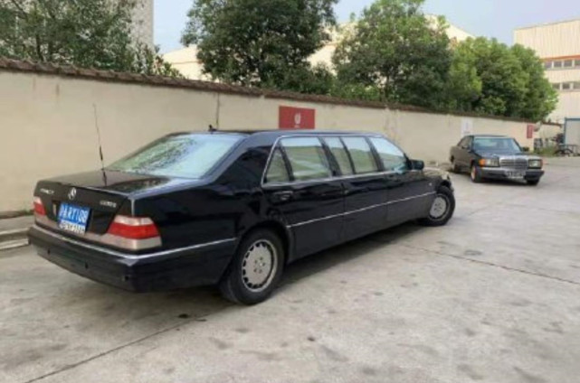 28年前的奔驰s1000车身长65米伸直腿都碰不到前排座椅