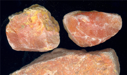 红信石,又名红矾,没有任何气味,整体呈现出红色,因为古人认为此色很像