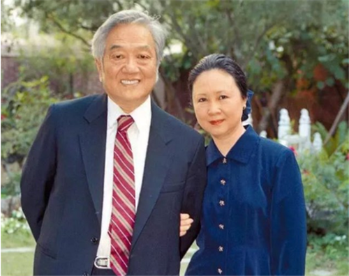 琼瑶二婚丈夫去世,沉默50年的原配出书揭露琼瑶上位史,颠覆三观