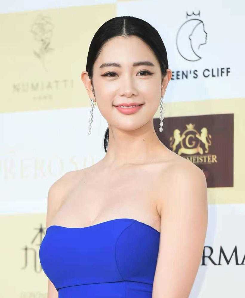 克拉拉才是"性感尤物",穿抹胸紧身鱼尾裙亮相,括号臀