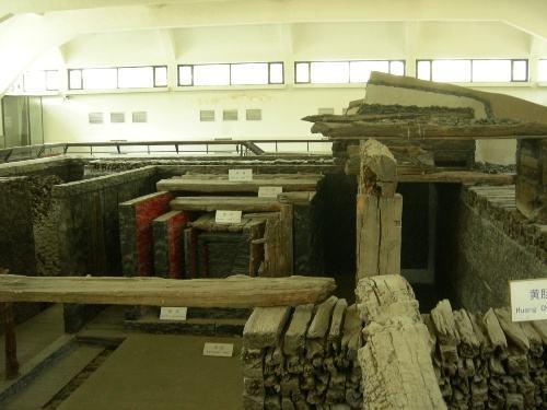 江苏发现2000年西汉大墓,挖出856根金丝楠木,价值至少几十亿