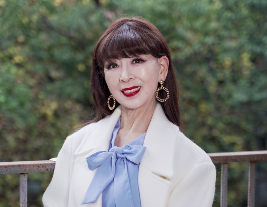 80岁奶奶穿17cm的高跟鞋跳舞,舞姿优雅大方,看呆周围大爷