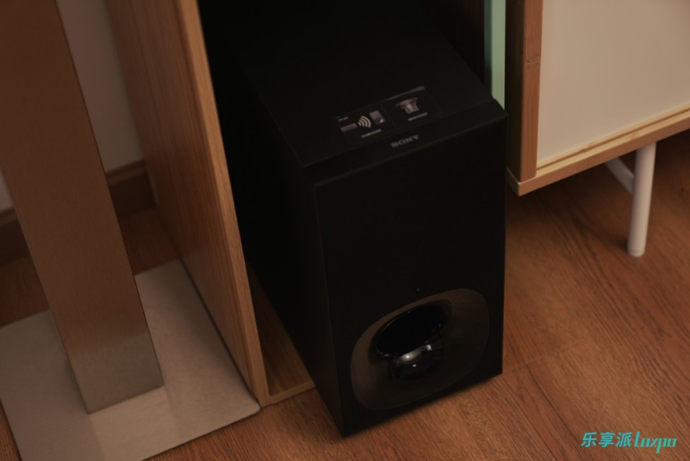 低音炮体积较大,全木质,使用了160mm的大口径喇叭单元,毕竟和hi-fi圈