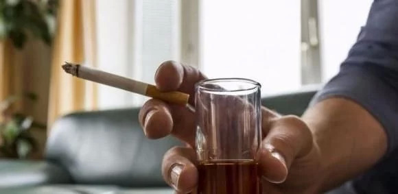 吸烟|老烟民们，若2处还能保持“干净”，不戒烟也可以“长寿”！