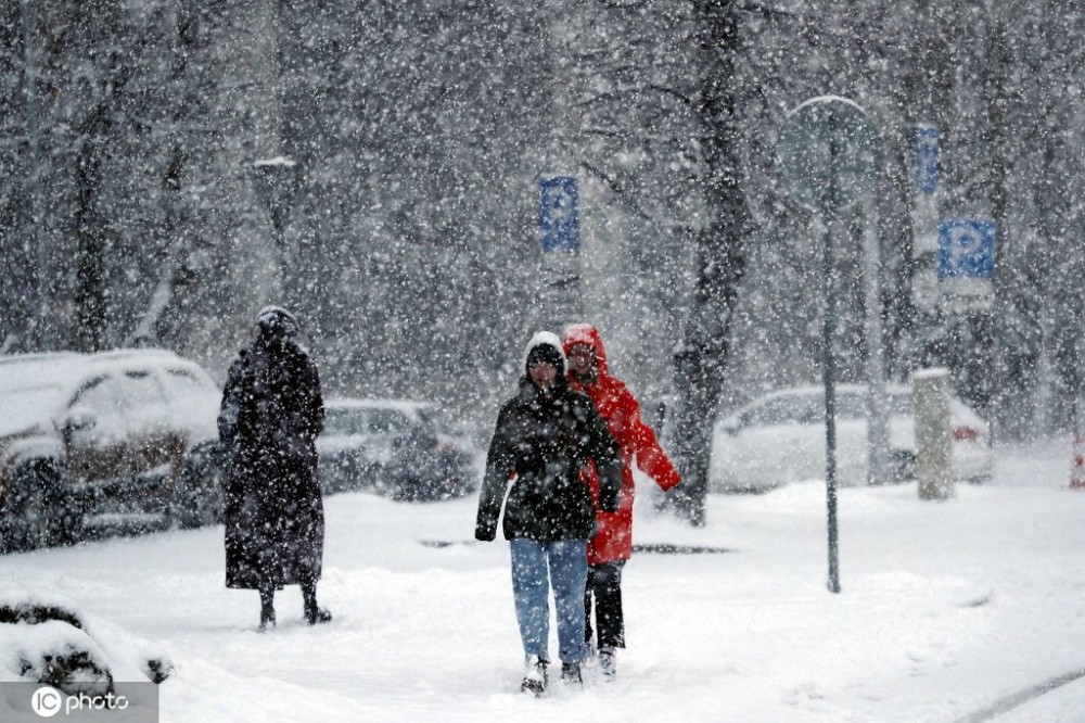 人民网讯 当地时间3月10日,拉脱维亚里加,当地迎来强暴风雪天气.
