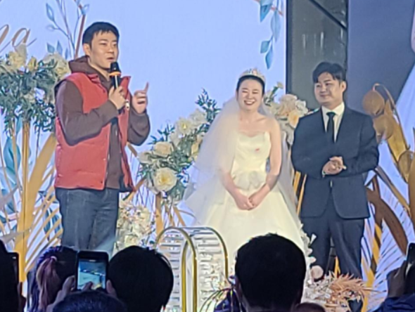 婚礼现场幸福温馨,作为舅舅,岳云鹏还充当了新人的证婚人,在台上致辞.